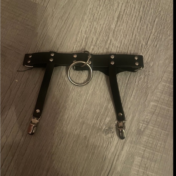 Black Thigh Garters With Circle Attached Good Quality Barely Worn From Hot Topic - Picture 3 of 3